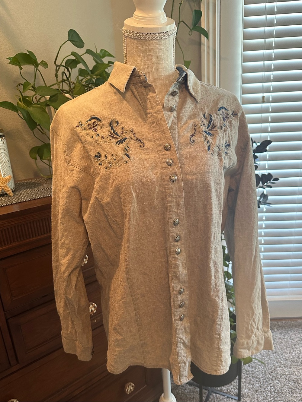 Vintage Wrangler Beige Button-Down Shirt with Blue Embroidery